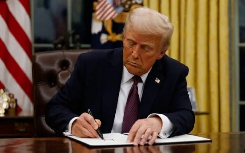 Tổng thống Mỹ Donald Trump ký sắc lệnh tại Nhà Trắng. (Ảnh: Getty Images/TTXVN)