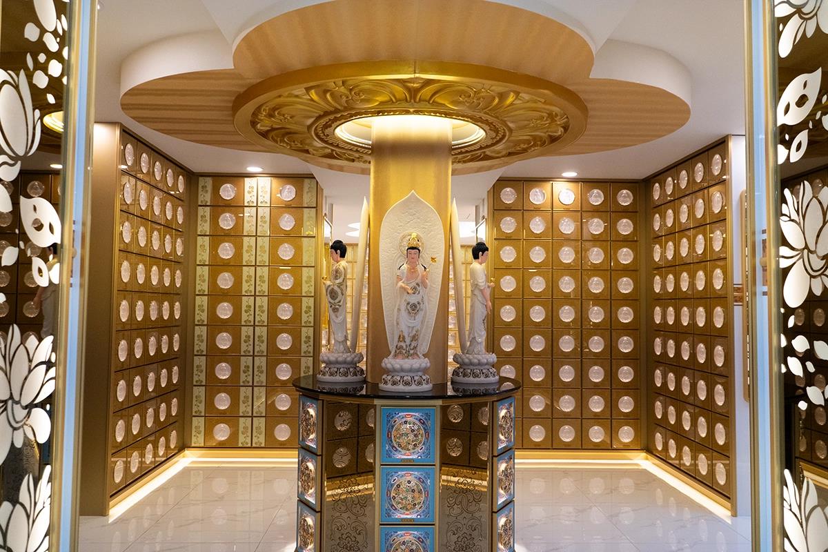 Nhiều gia đình lựa chọn gửi tro cốt tại chùa vừa thuận tiện vừa tiết kiệm- Ảnh 2.