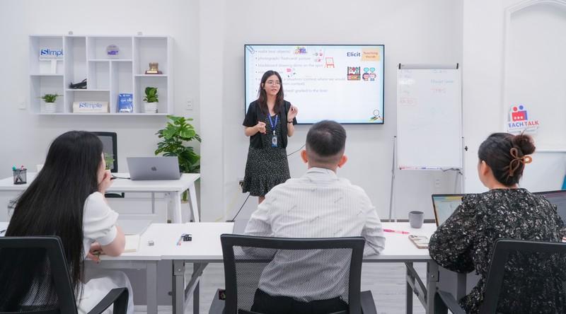 Giáo viên tiếng Anh thời đại AI: Học gì để không bị bỏ lại phía sau?- Ảnh 1. Giáo viên tiếng Anh thời đại AI: Học gì để không bị bỏ lại phía sau?- Ảnh 1.