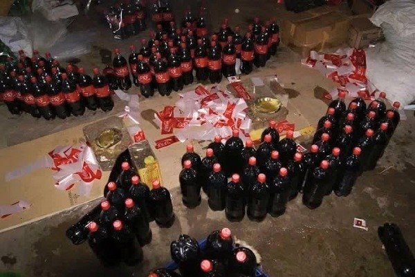 Đột kích một nhà máy ở Pakistan, công an triệt phá đường dây sản xuất nước ngọt giả, tịch thu hơn 2.000 lít hóa chất cùng lượng lớn chai lọ, máy chiết rót- Ảnh 1.