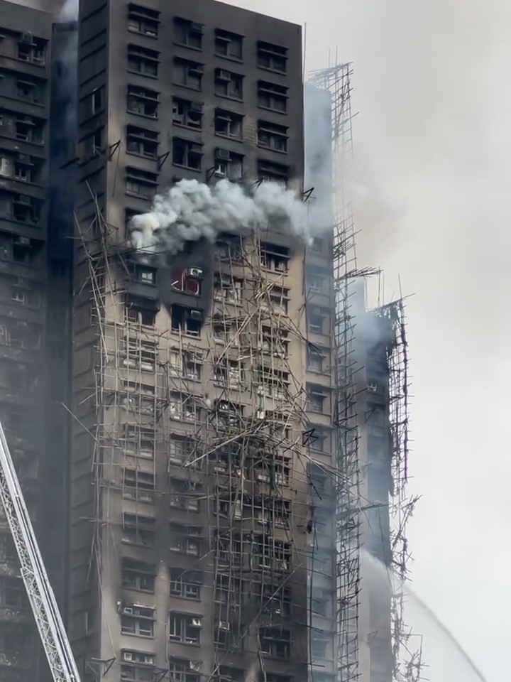 Đau lòng với điều nhìn thấy bên dưới lớp đồ bảo hộ của lính cứu hỏa trong vụ cháy chung cư tồi tệ nhất- Ảnh 1.