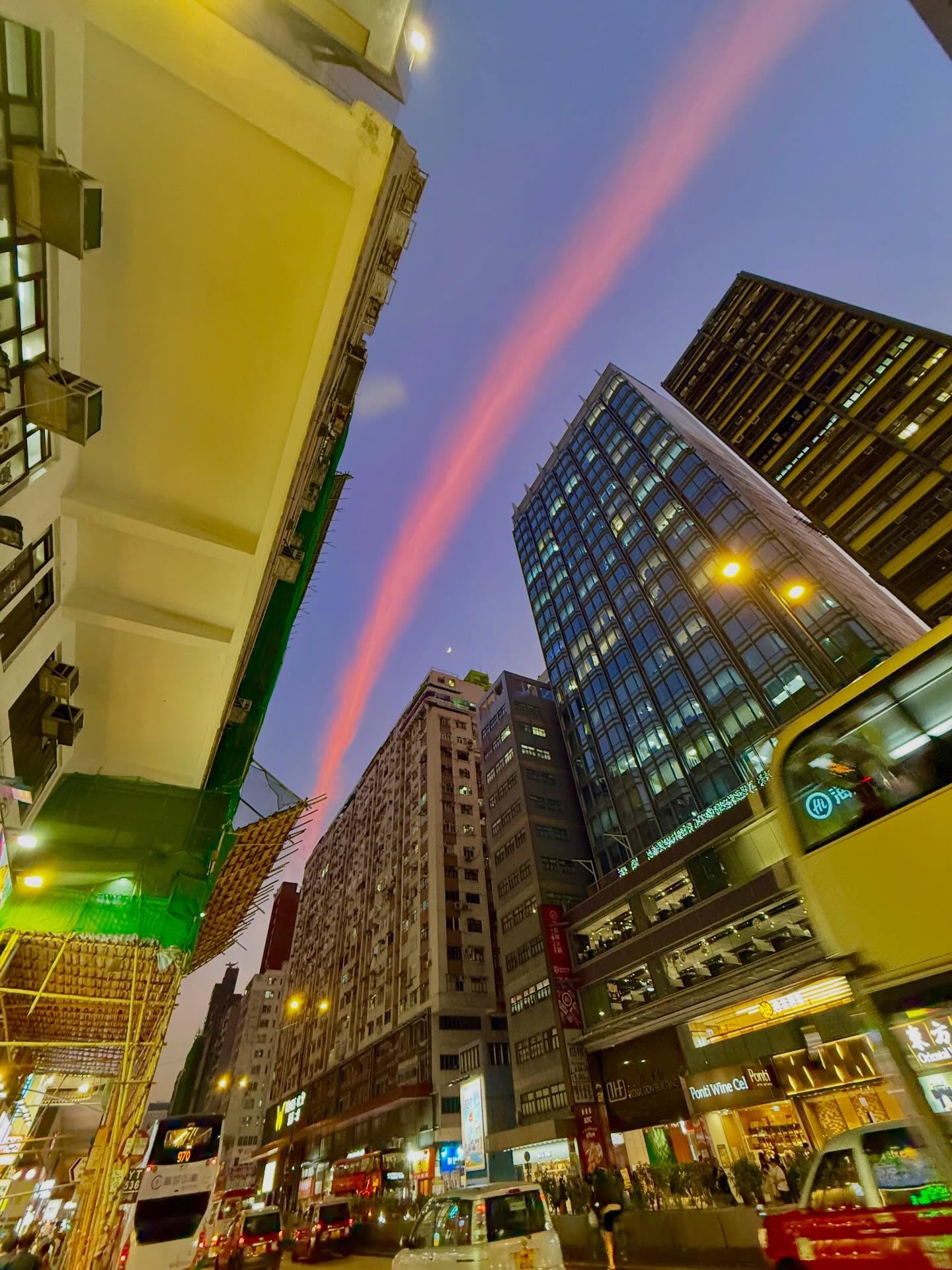 "Cây cầu lạ" xuất hiện trên bầu trời Hong Kong (Trung Quốc) sau 3 tiếng cháy như tận thế- Ảnh 5.