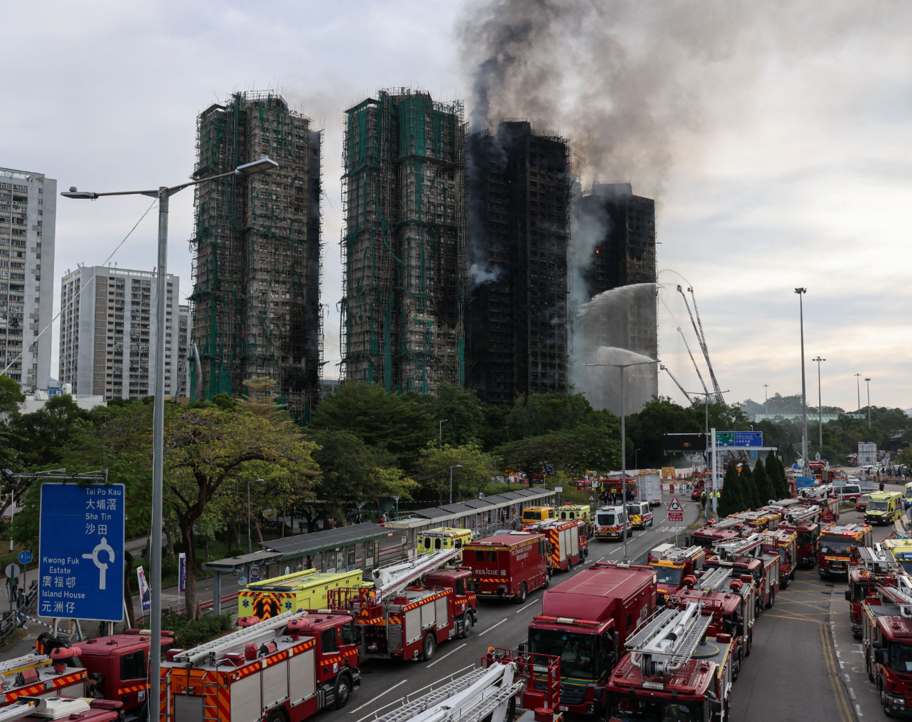 Khung cảnh hoang tàn trơ khung tre ở khu chung cư Hong Kong (Trung Quốc) ngay lúc này: Mái ấm của gần 4.700 người chẳng còn lại gì- Ảnh 2. Khung cảnh hoang tàn trơ khung tre ở khu chung cư Hong Kong (Trung Quốc) ngay lúc này: Mái ấm của gần 4.700 người chẳng còn lại gì- Ảnh 2.