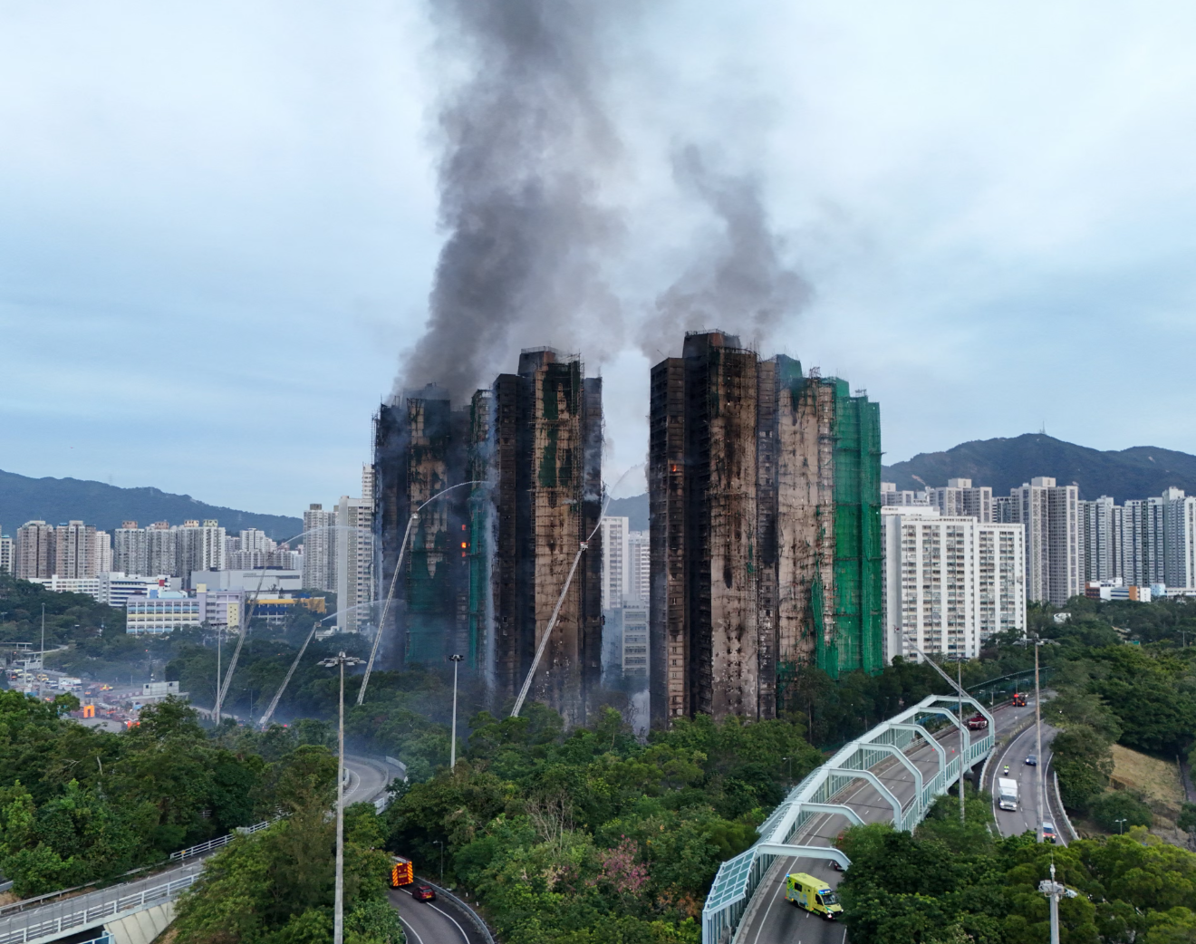 Khung cảnh hoang tàn trơ khung tre ở khu chung cư Hong Kong (Trung Quốc) ngay lúc này: Mái ấm của gần 4.700 người chẳng còn lại gì- Ảnh 5. Khung cảnh hoang tàn trơ khung tre ở khu chung cư Hong Kong (Trung Quốc) ngay lúc này: Mái ấm của gần 4.700 người chẳng còn lại gì- Ảnh 5.