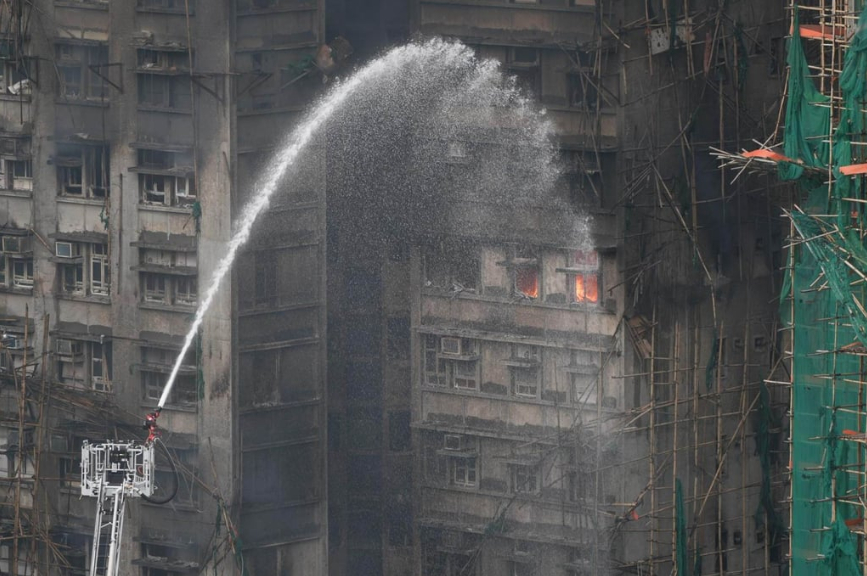 2 điểm cực kỳ bất thường trong tòa nhà cháy ở Hong Kong (Trung Quốc)- Ảnh 1.