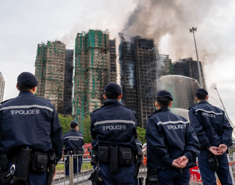 Khung cảnh hoang tàn trơ khung tre ở khu chung cư Hong Kong (Trung Quốc) ngay lúc này: Mái ấm của gần 4.700 người chẳng còn lại gì- Ảnh 9. Khung cảnh hoang tàn trơ khung tre ở khu chung cư Hong Kong (Trung Quốc) ngay lúc này: Mái ấm của gần 4.700 người chẳng còn lại gì- Ảnh 9.