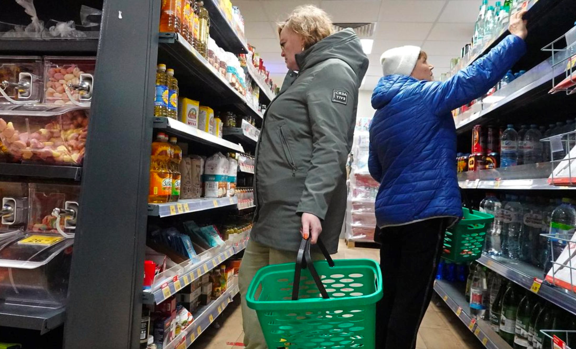 Kinh tế Nga bắt đầu lộ dấu hiệu 'báo động'?: Tăng trưởng GDP tụt dốc, người dân 'thắt lưng buộc bụng', hàng loạt ngành sản xuất, xuất khẩu trì trệ- Ảnh 1.