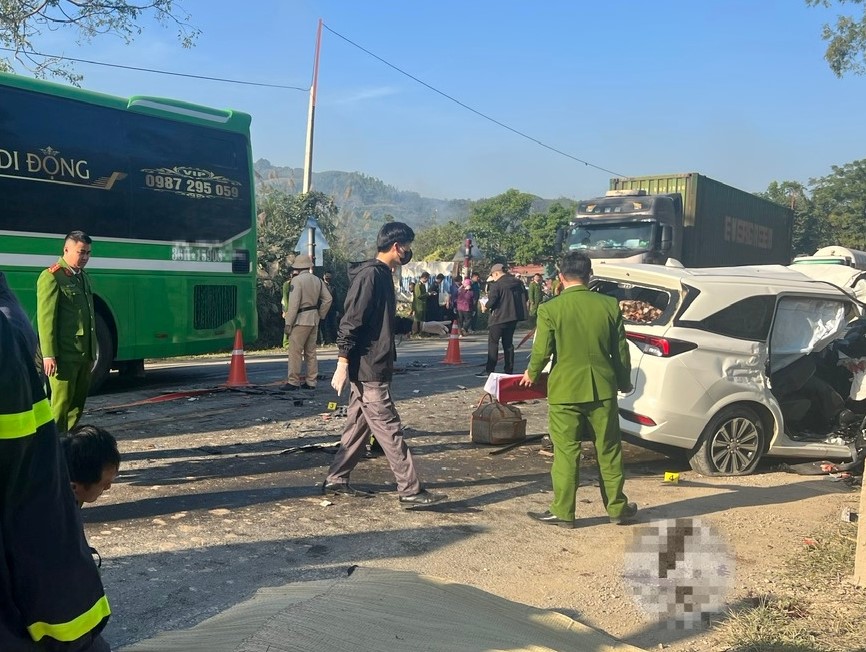 Xác định nguyên nhân vụ tai nạn ô tô 7 chỗ tông xe đầu kéo, 4 người chết- Ảnh 1. Xác định nguyên nhân vụ tai nạn ô tô 7 chỗ tông xe đầu kéo, 4 người chết- Ảnh 1.