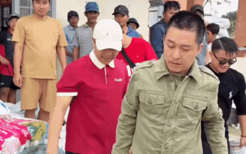 Tuấn Hưng lộ rõ nét mặt buồn sau khi mẹ qua đời, trực tiếp cứu trợ bà con vùng lũ- Ảnh 1. Tuấn Hưng lộ rõ nét mặt buồn sau khi mẹ qua đời, trực tiếp cứu trợ bà con vùng lũ- Ảnh 1.