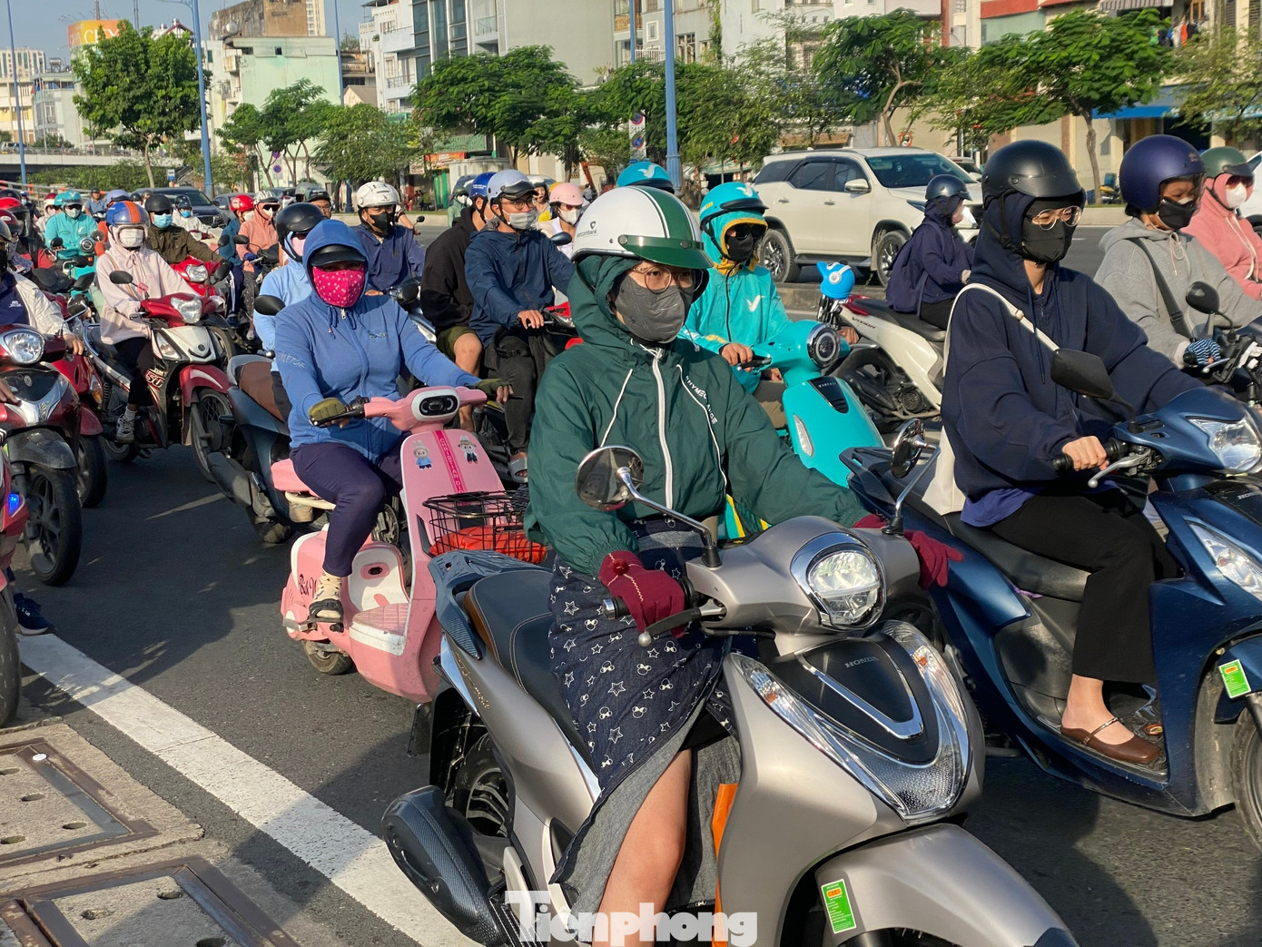 TPHCM se lạnh, người dân mặc thêm áo khoác để giữ ấm khi ra đường- Ảnh 5.