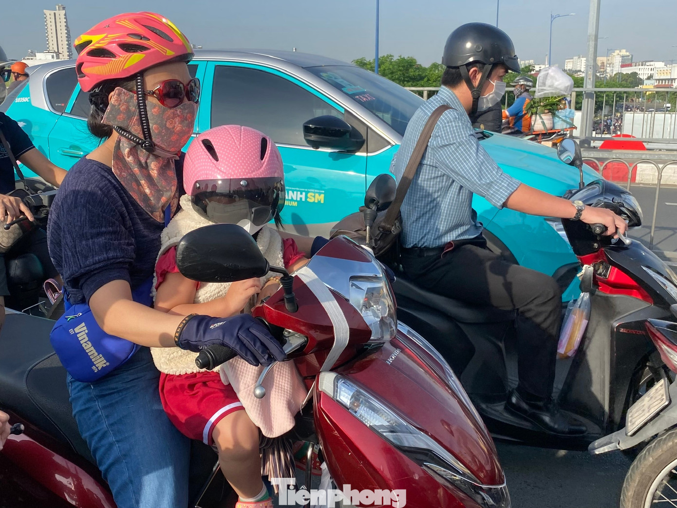 TPHCM se lạnh, người dân mặc thêm áo khoác để giữ ấm khi ra đường- Ảnh 6.