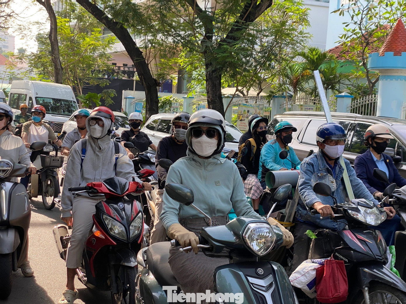 TPHCM se lạnh, người dân mặc thêm áo khoác để giữ ấm khi ra đường- Ảnh 2.