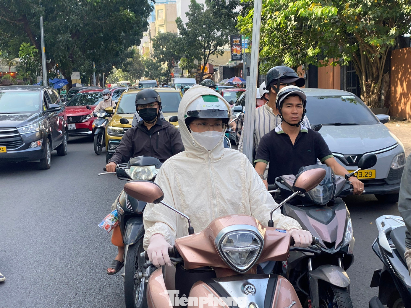 TPHCM se lạnh, người dân mặc thêm áo khoác để giữ ấm khi ra đường- Ảnh 1.