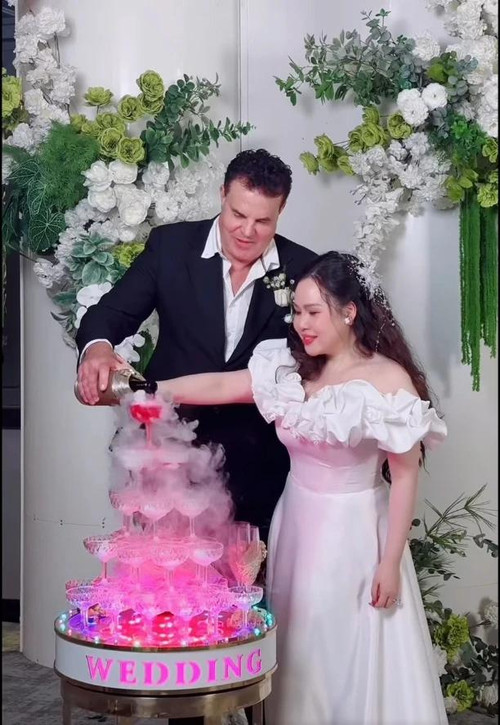 Tái hôn với chồng Tây cao gần 2m, người phụ nữ khiến cõi mạng choáng ngợp với cuộc sống "áp lực" mỗi ngày- Ảnh 2.