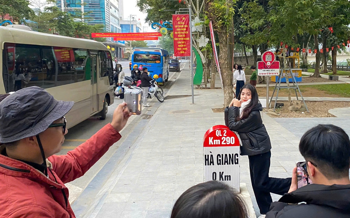 Gen Z rủ nhau lên núi săn mây, ngắm hoa tam giác mạch- Ảnh 16.