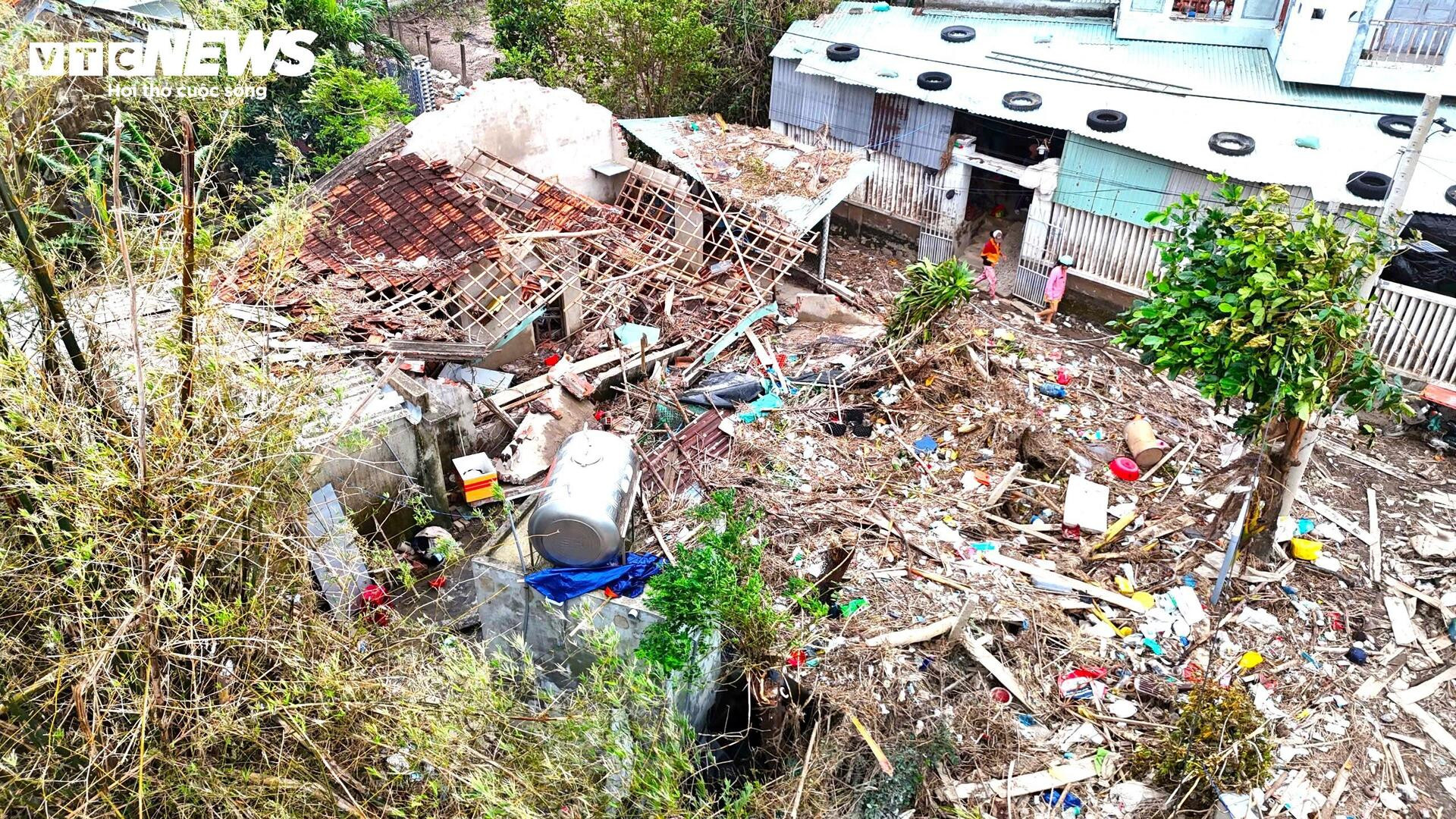 Khung cảnh hoang tàn, nhếch nhác tại vùng trũng nhất ở Tuy Hòa sau lũ dữ- Ảnh 8.