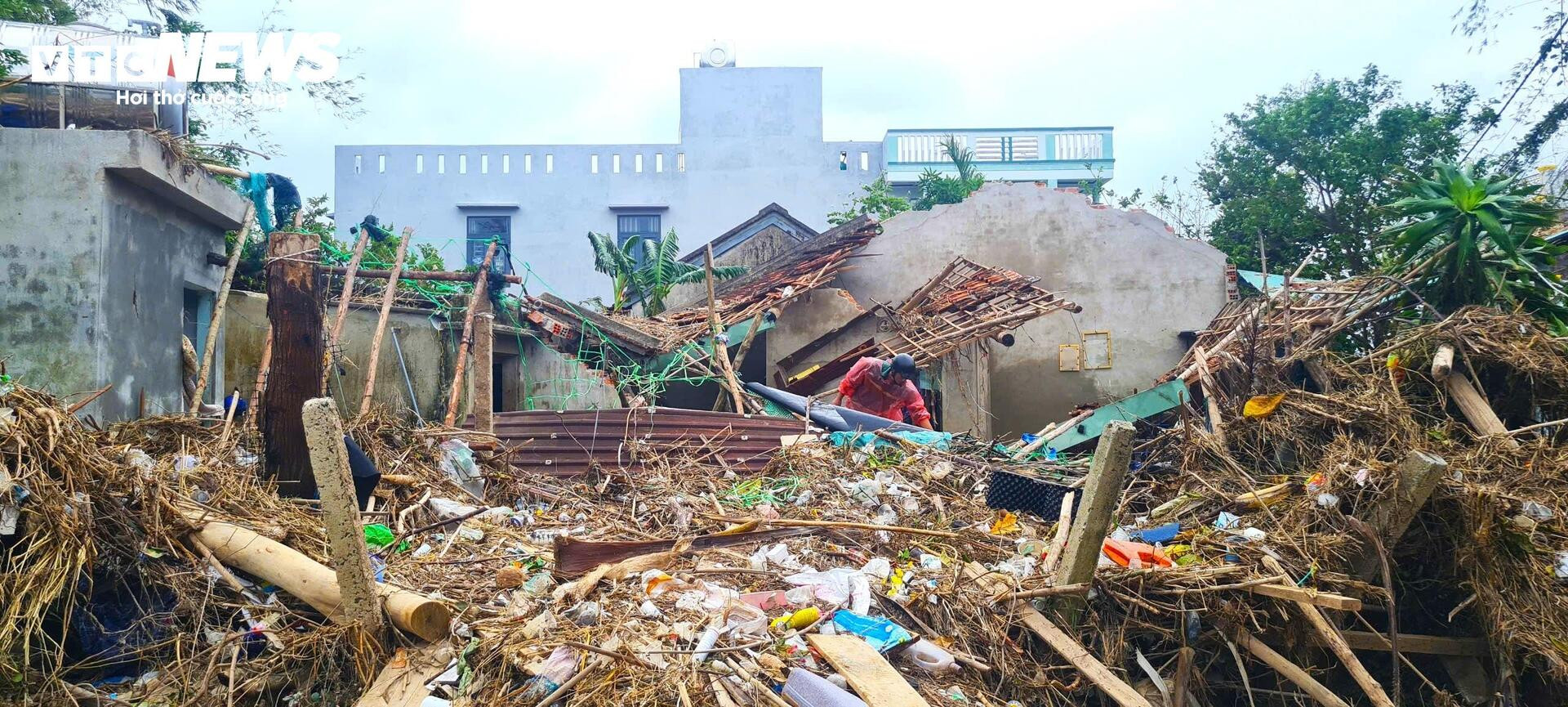 Khung cảnh hoang tàn, nhếch nhác tại vùng trũng nhất ở Tuy Hòa sau lũ dữ- Ảnh 1.