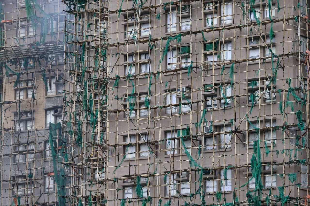 Vì sao đô thị hiện đại Hồng Kông (Trung Quốc) vẫn sử dụng giàn giáo tre trong xây dựng?- Ảnh 1.