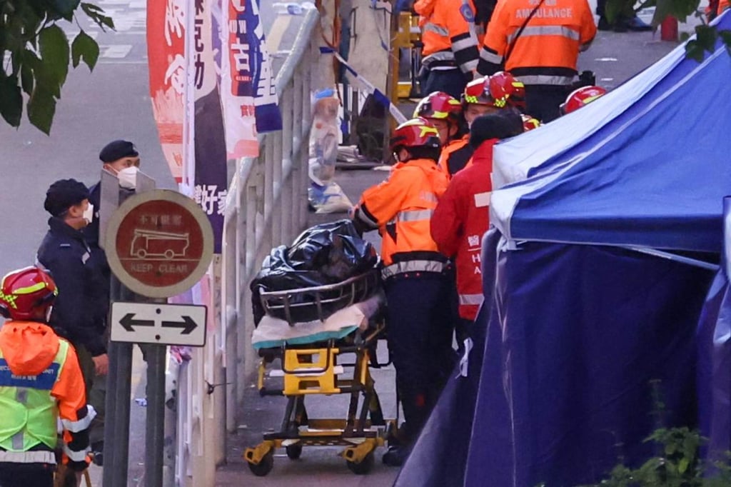 Thảm hoạ cháy 8 toà chung cư ở Hong Kong (Trung Quốc) sang ngày thứ 3: Số người chết tăng lên 94, lực lượng cứu hoả phá cửa từng căn hộ- Ảnh 2.