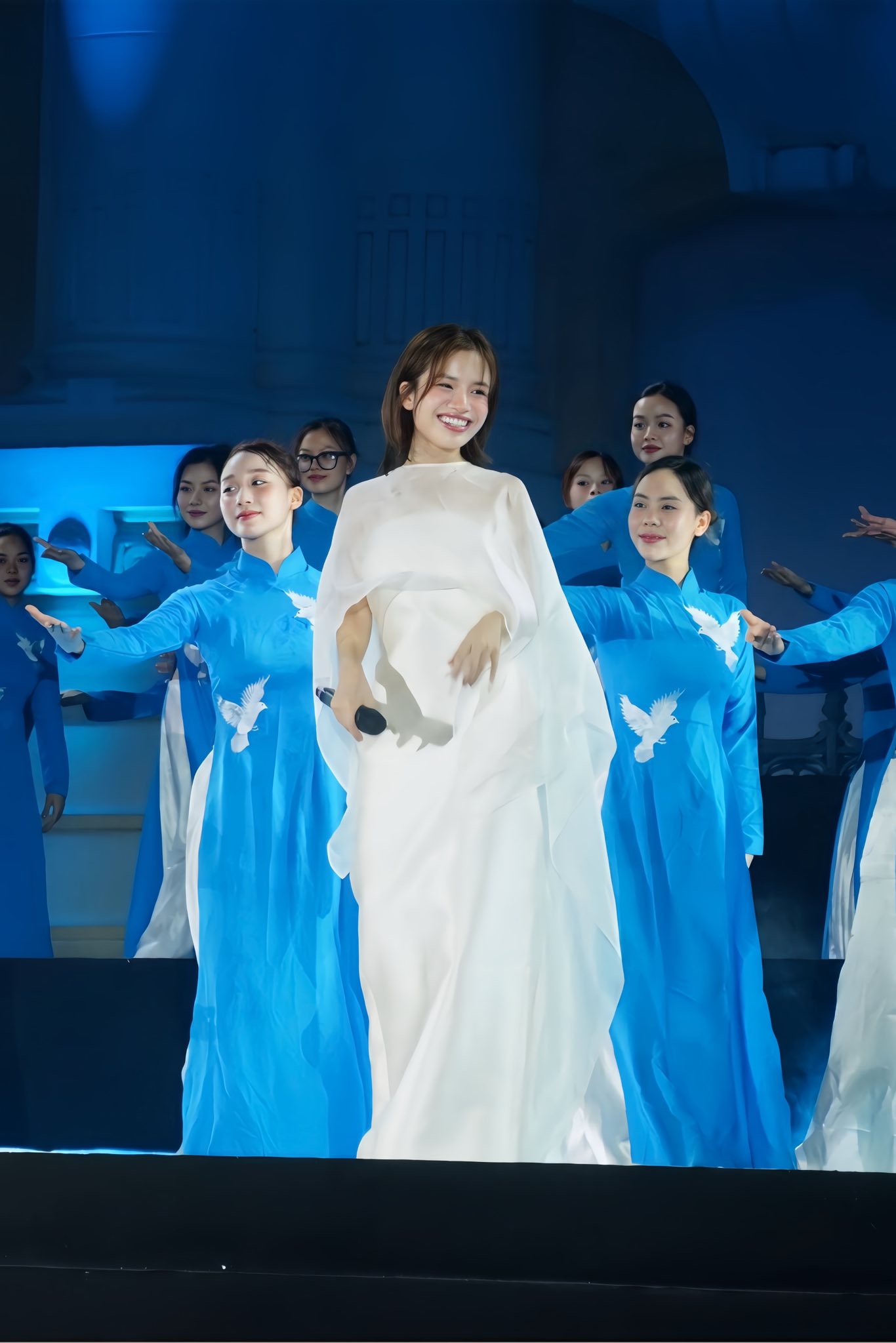 Thượng uý Quân đội là nữ thần mở màn concert quốc gia, giọng hát lấn át 29 nghệ sĩ- Ảnh 6.