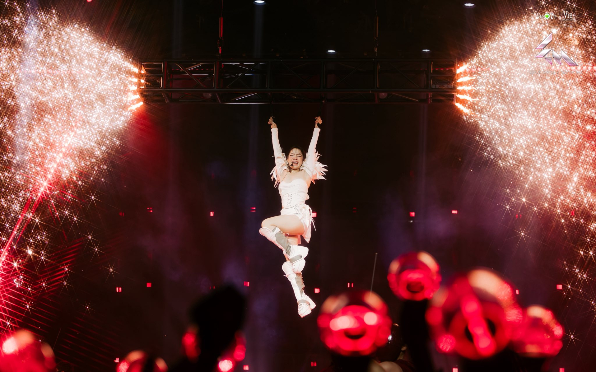 Thượng uý Quân đội là nữ thần mở màn concert quốc gia, giọng hát lấn át 29 nghệ sĩ- Ảnh 3.