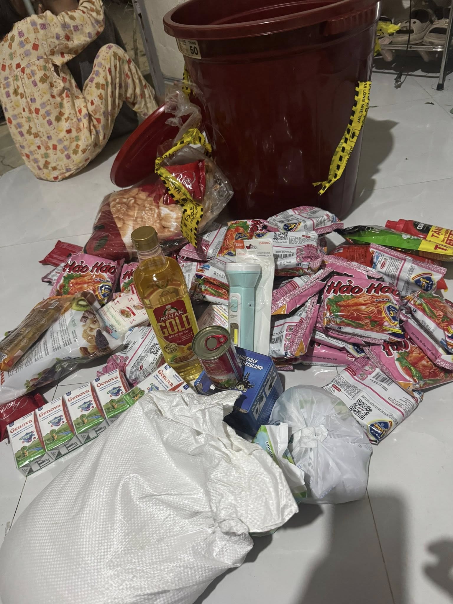 Gỡ bí mật bên trong những chiếc thùng vận chuyển từ Huế vào vùng lũ: Mỗi thùng nặng 20kg- Ảnh 4.