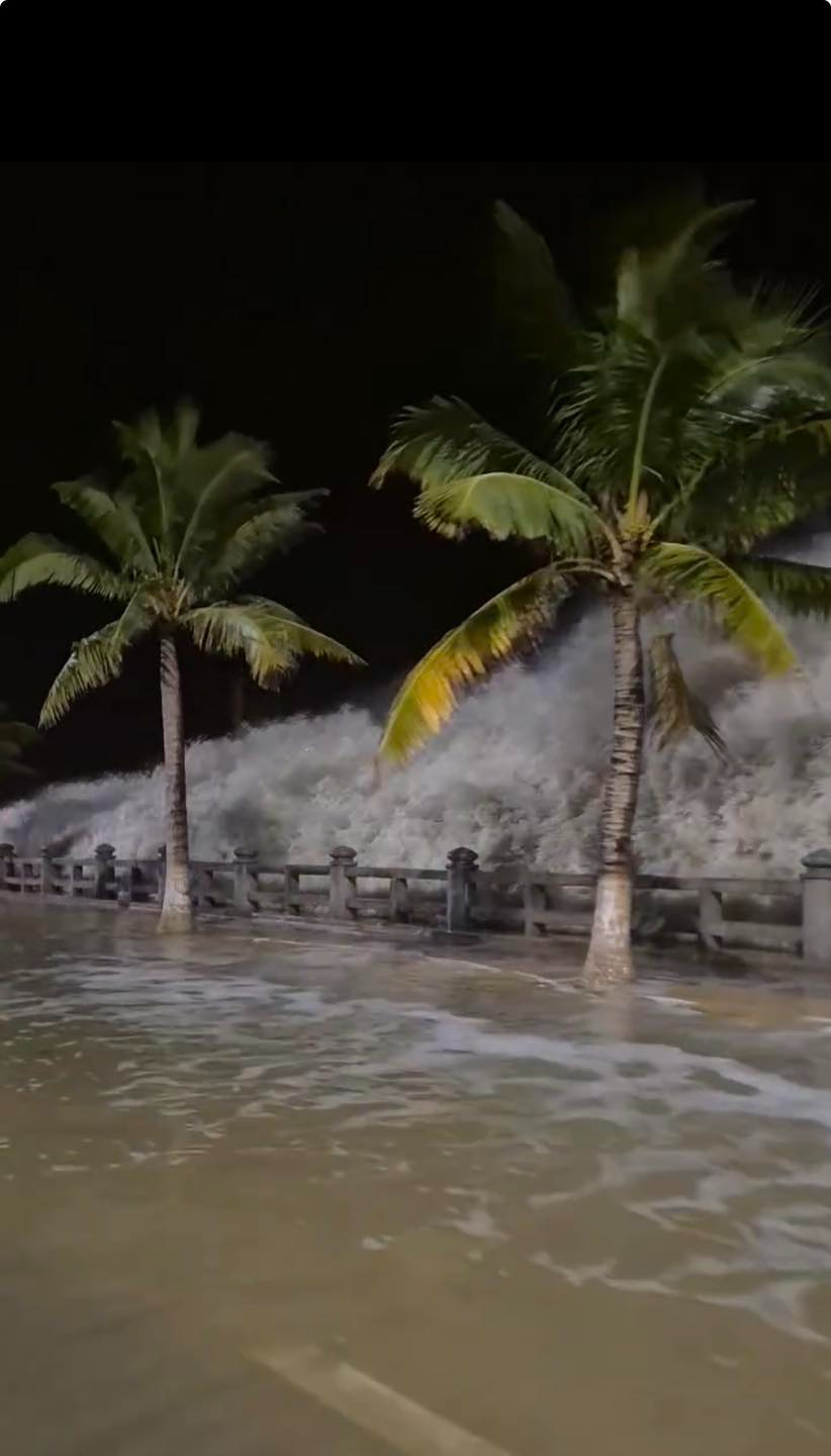 Ảnh, clip: Chuyện gì đã xảy ra với sóng biển Nha Trang trước bão số 15 Koto?- Ảnh 1.