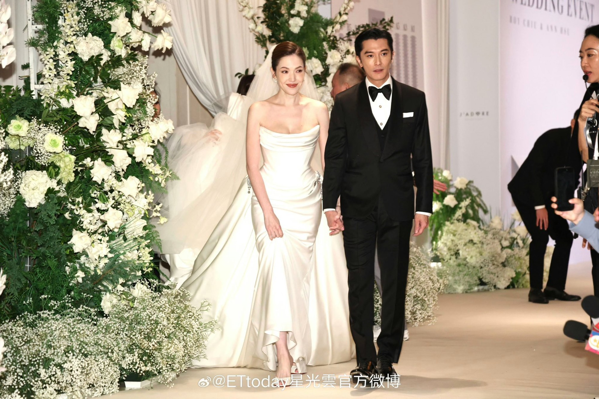 Đám cưới đang viral khắp MXH: Chú rể là trai hư đẹp nức tiếng, cô dâu đúng chuẩn sang xịn mịn- Ảnh 2. Đám cưới đang viral khắp MXH: Chú rể là trai hư đẹp nức tiếng, cô dâu đúng chuẩn sang xịn mịn- Ảnh 2.