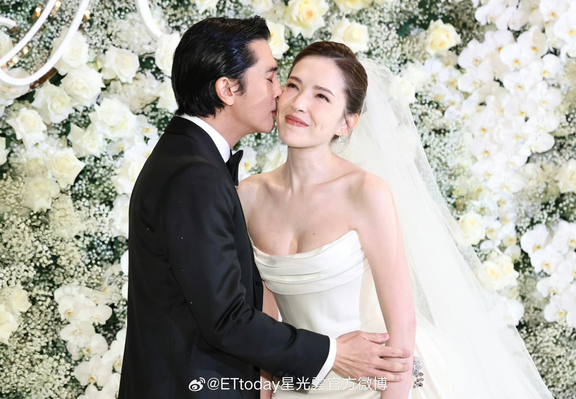 Đám cưới đang viral khắp MXH: Chú rể là trai hư đẹp nức tiếng, cô dâu đúng chuẩn sang xịn mịn- Ảnh 3. Đám cưới đang viral khắp MXH: Chú rể là trai hư đẹp nức tiếng, cô dâu đúng chuẩn sang xịn mịn- Ảnh 3.