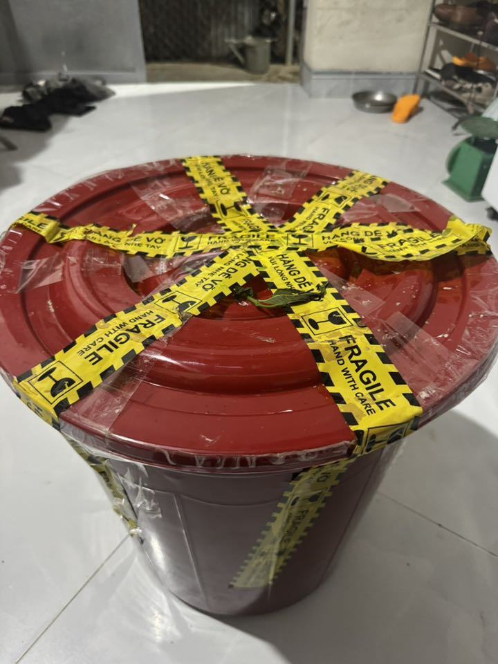 Gỡ bí mật bên trong những chiếc thùng vận chuyển từ Huế vào vùng lũ: Mỗi thùng nặng 20kg- Ảnh 5.