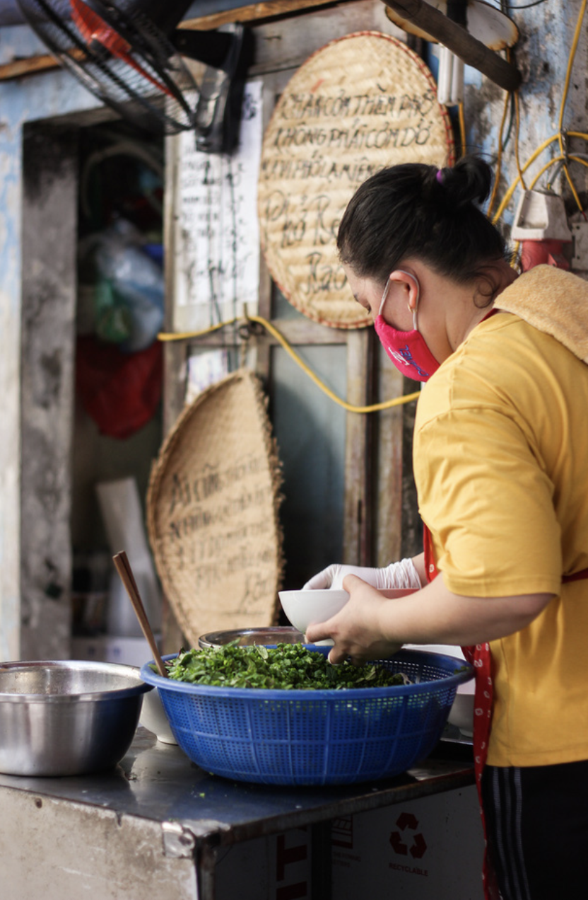 Quán phở, chả cá Hà Nội "đau đầu" vì rau đắt ngang thịt: Làm sao để không tăng giá món?- Ảnh 1.