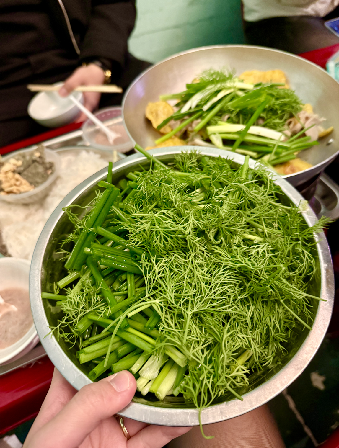 Quán phở, chả cá Hà Nội "đau đầu" vì rau đắt ngang thịt: Làm sao để không tăng giá món?- Ảnh 3.