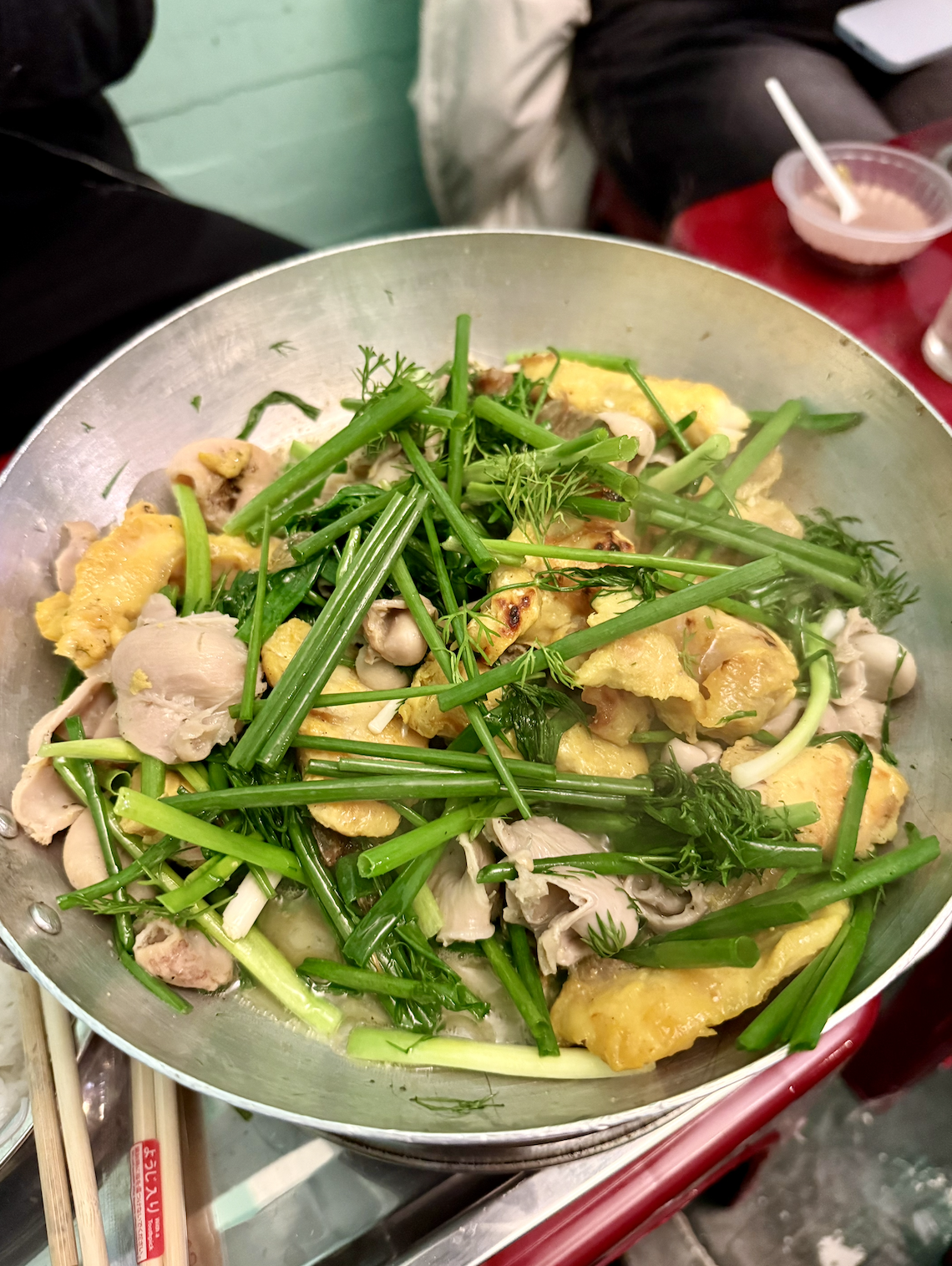 Quán phở, chả cá Hà Nội "đau đầu" vì rau đắt ngang thịt: Làm sao để không tăng giá món?- Ảnh 2.