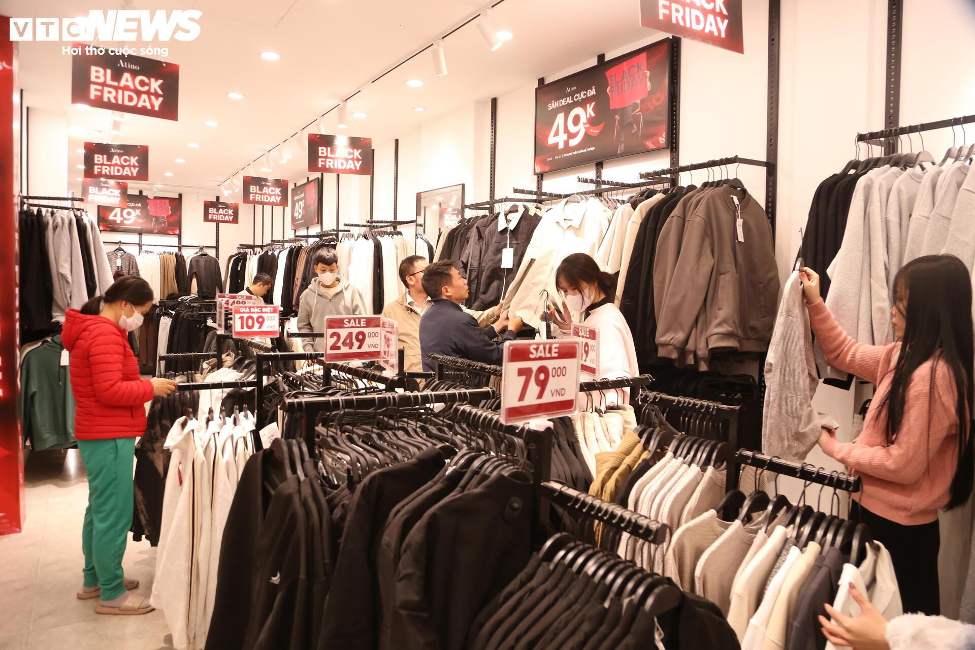 La liệt hàng giảm giá ngày Black Friday, khách vẫn èo uột- Ảnh 3.