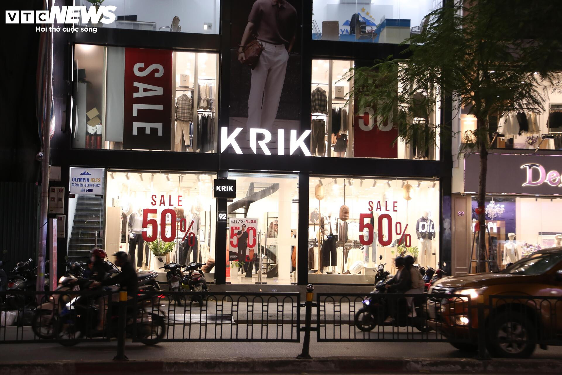 La liệt hàng giảm giá ngày Black Friday, khách vẫn èo uột- Ảnh 1.