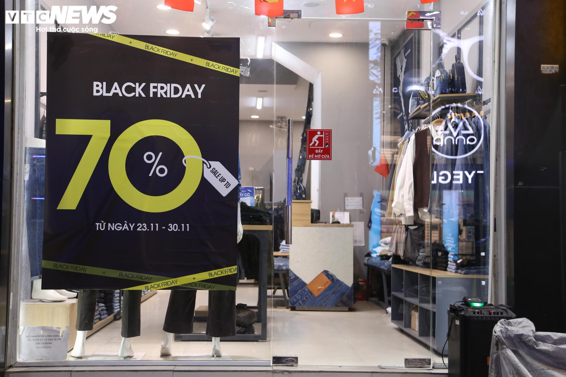 La liệt hàng giảm giá ngày Black Friday, khách vẫn èo uột- Ảnh 2.