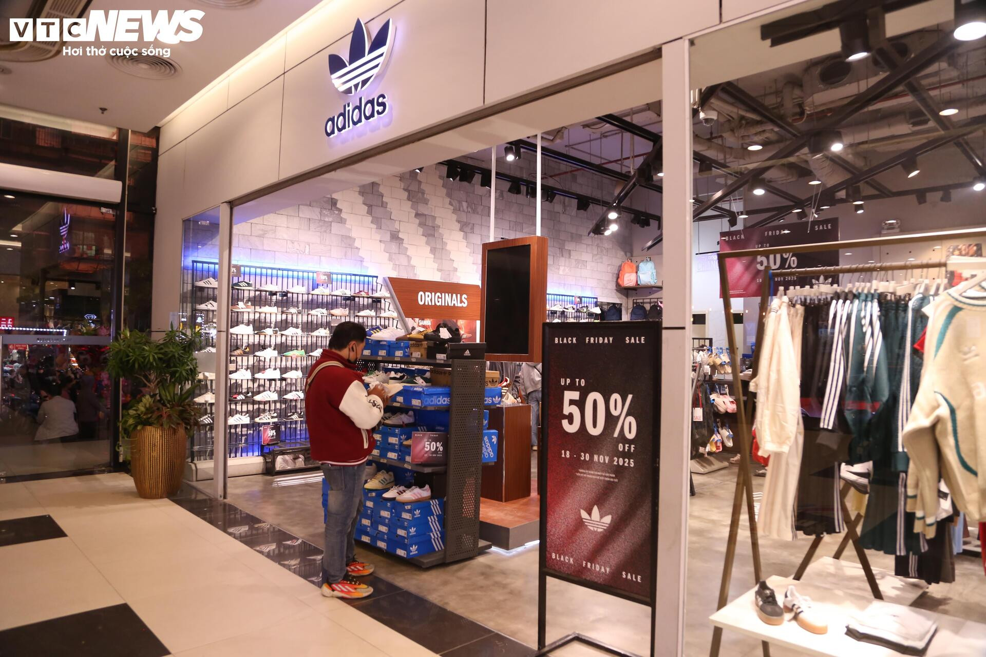 La liệt hàng giảm giá ngày Black Friday, khách vẫn èo uột- Ảnh 13.