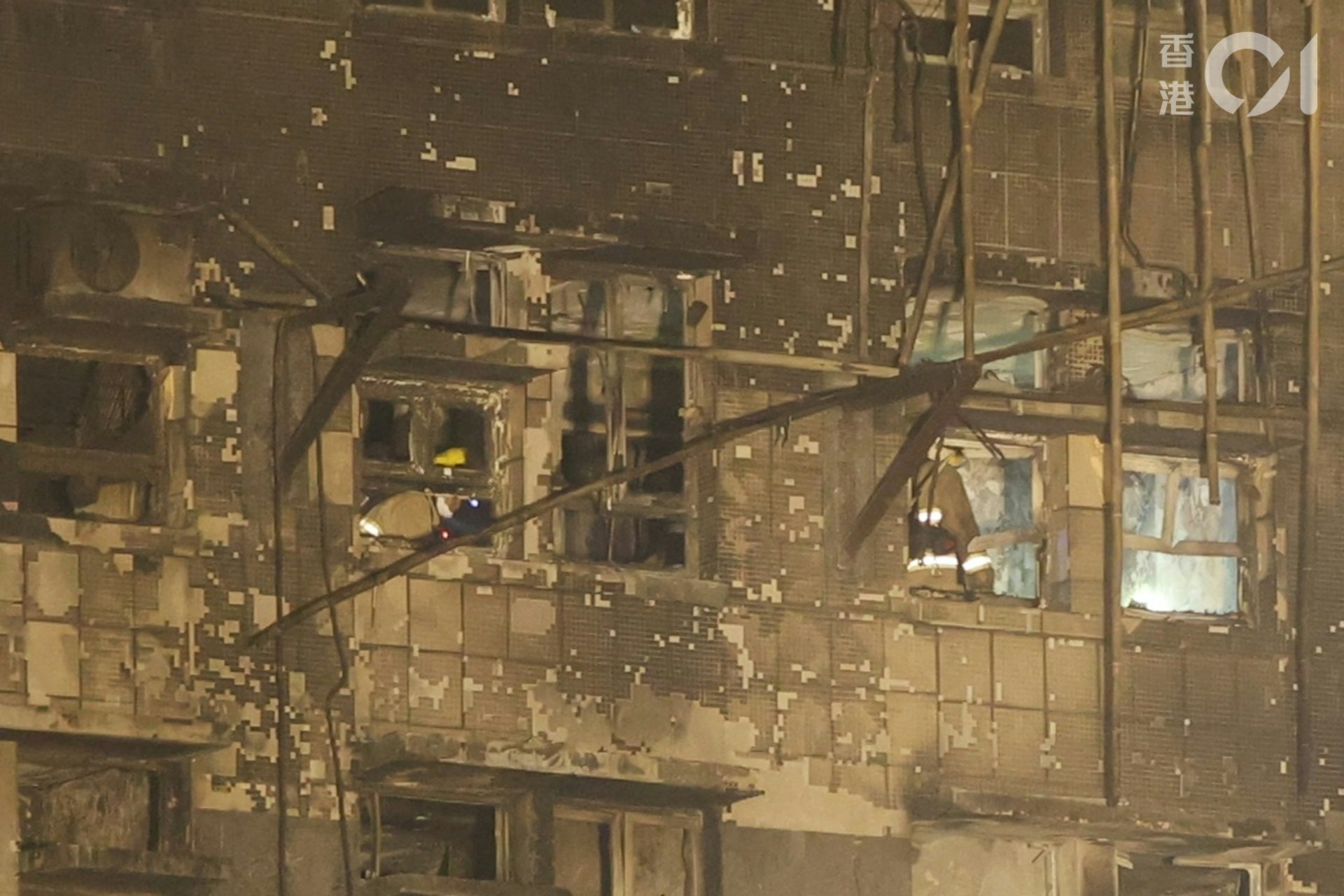 Cận cảnh bên trong căn hộ chỉ còn tro tàn trong chung cư bị cháy ở Hong Kong (Trung Quốc)- Ảnh 3. Cận cảnh bên trong căn hộ chỉ còn tro tàn trong chung cư bị cháy ở Hong Kong (Trung Quốc)- Ảnh 3.