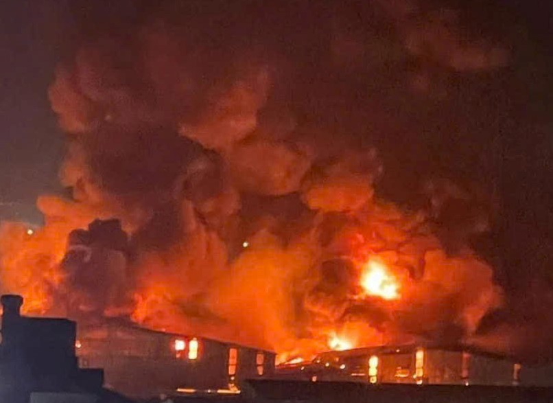 Cháy lớn tại khu công nghiệp ở Bắc Ninh- Ảnh 1. Cháy lớn tại khu công nghiệp ở Bắc Ninh- Ảnh 1.