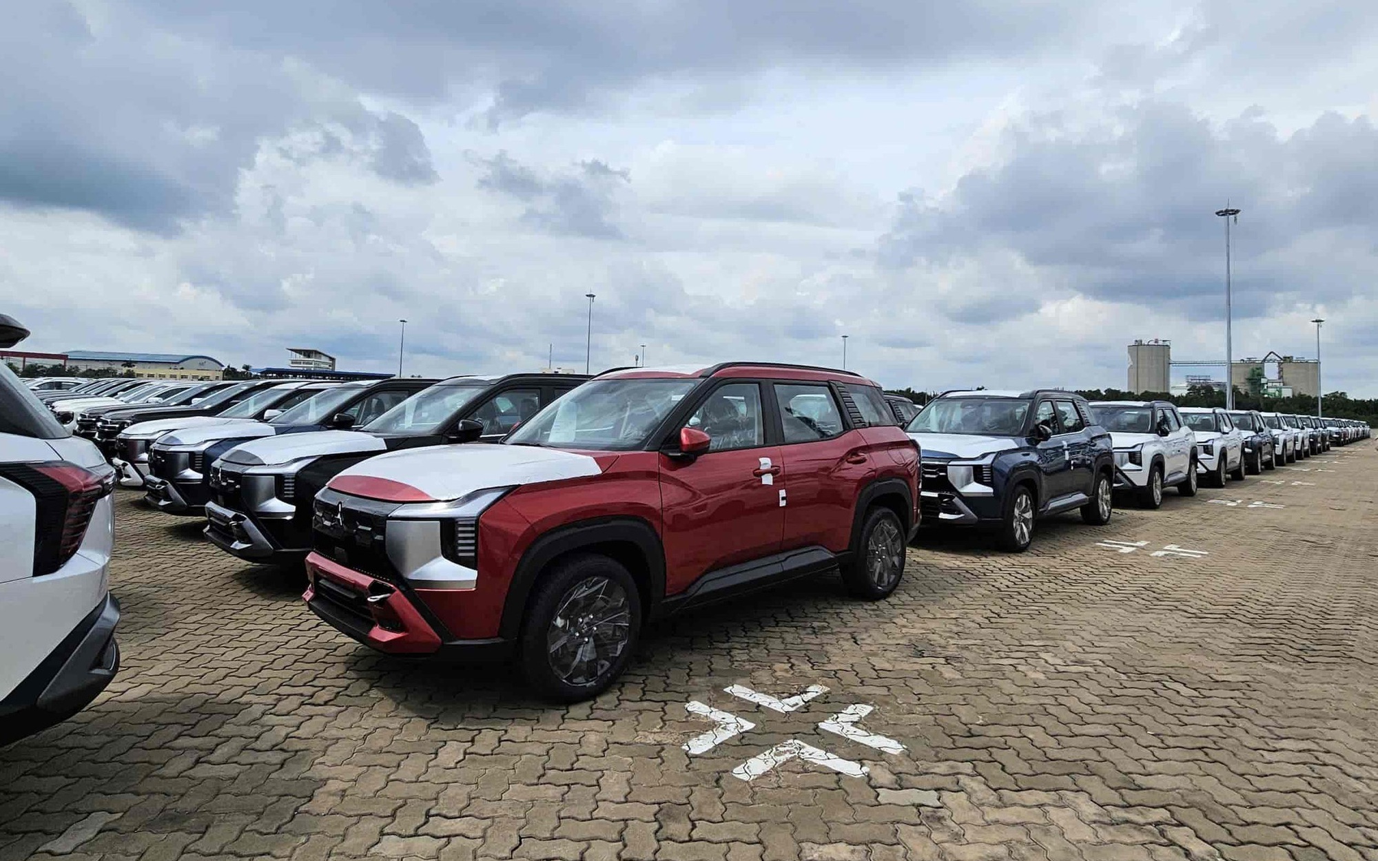 Mitsubishi Outlander dừng bán tại Việt Nam, mở đường cho Destinator, nhiều fan tiếc nuối- Ảnh 3. Mitsubishi Outlander dừng bán tại Việt Nam, mở đường cho Destinator, nhiều fan tiếc nuối- Ảnh 3.