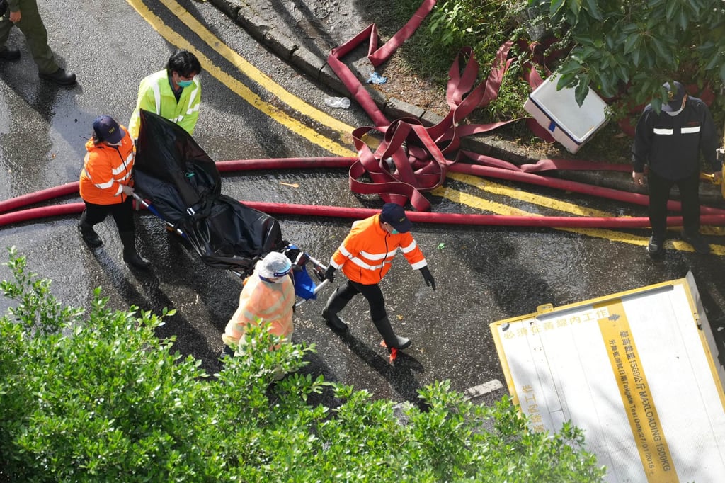 Hong Kong (Trung Quốc) chìm trong tang thương: Hàng dài người thân bật khóc nức nở khi nhận dạng nạn nhân trong thảm hoạ cháy 8 toà chung cư- Ảnh 3.