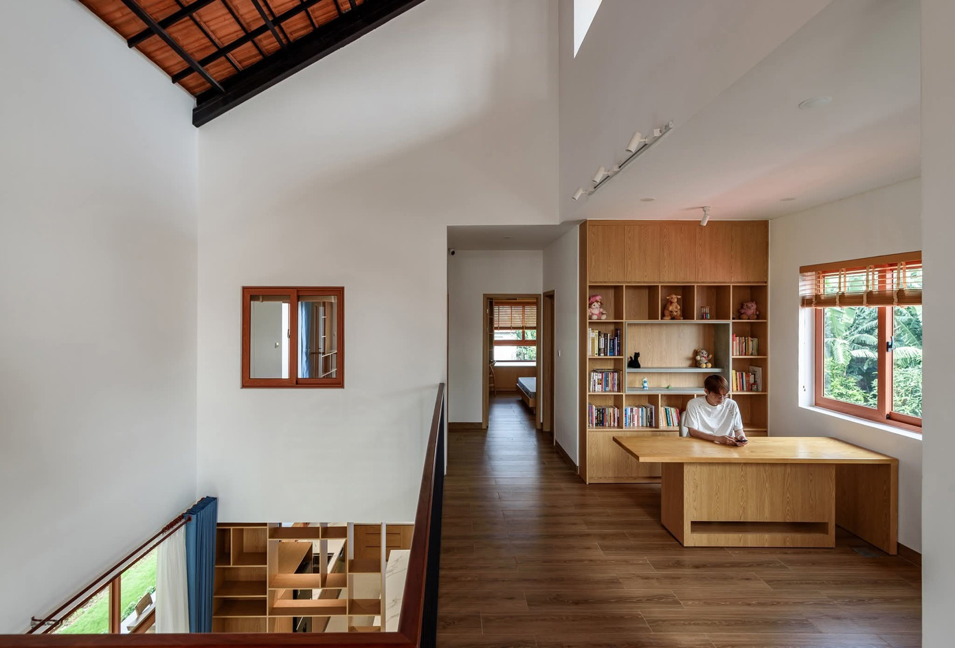 Nhà mái ngói quanh sân vườn rộng rãi- Ảnh 14.