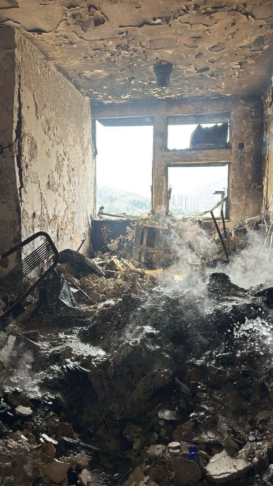 Cận cảnh bên trong căn hộ chỉ còn tro tàn trong chung cư bị cháy ở Hong Kong (Trung Quốc)- Ảnh 1. Cận cảnh bên trong căn hộ chỉ còn tro tàn trong chung cư bị cháy ở Hong Kong (Trung Quốc)- Ảnh 1.