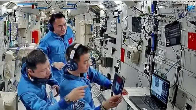 3 phi hành gia Trung Quốc được giải cứu về Trái đất, “3 người lên cứu lại mắc kẹt”: Chuyện kỳ quái gì đây?- Ảnh 4.