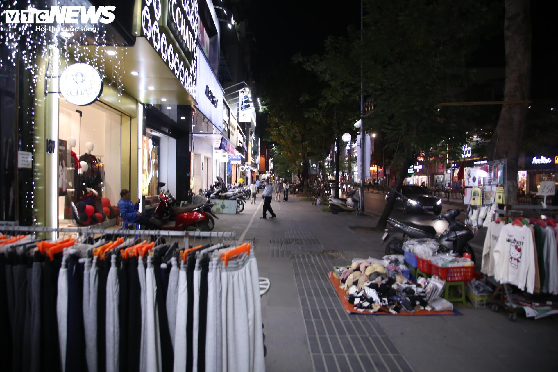 La liệt hàng giảm giá ngày Black Friday, khách vẫn èo uột- Ảnh 11.