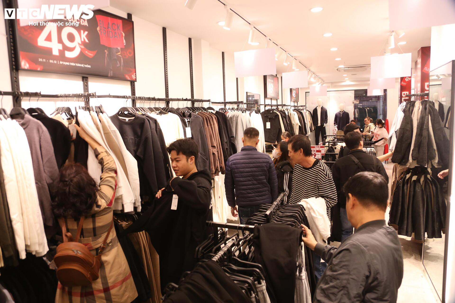 La liệt hàng giảm giá ngày Black Friday, khách vẫn èo uột- Ảnh 4.