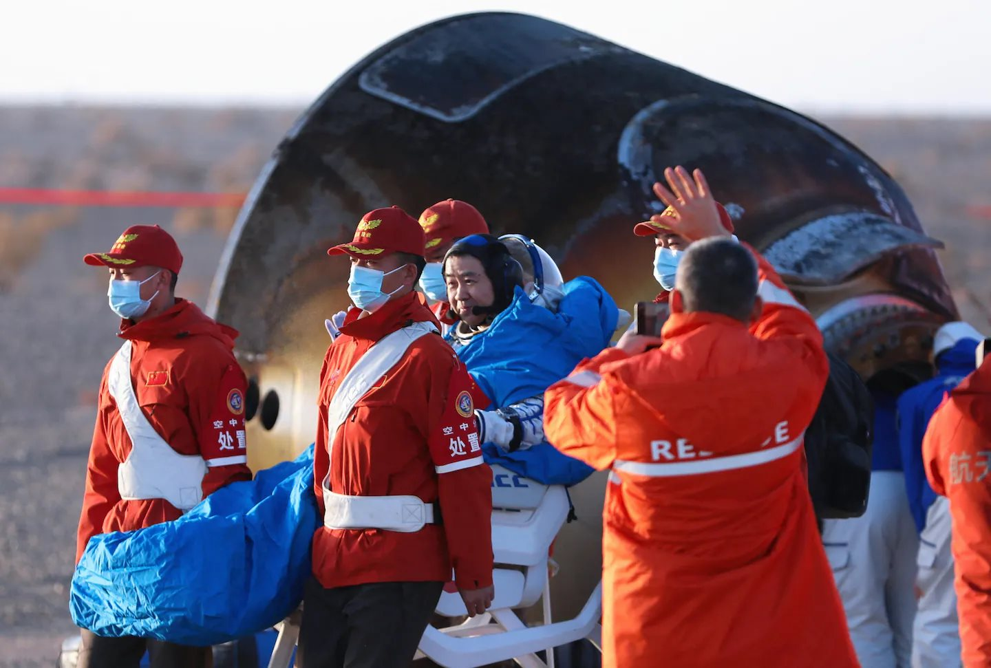 3 phi hành gia Trung Quốc được giải cứu về Trái đất, “3 người lên cứu lại mắc kẹt”: Chuyện kỳ quái gì đây?- Ảnh 1.