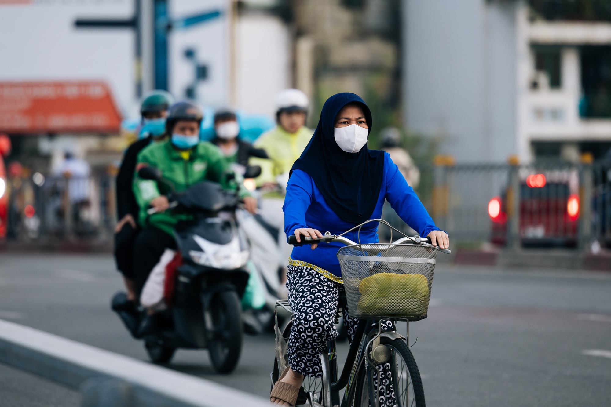 Chùm ảnh: TP.HCM trong ngày rét 19 độ C hiếm thấy- Ảnh 11. Chùm ảnh: TP.HCM trong ngày rét 19 độ C hiếm thấy- Ảnh 11.