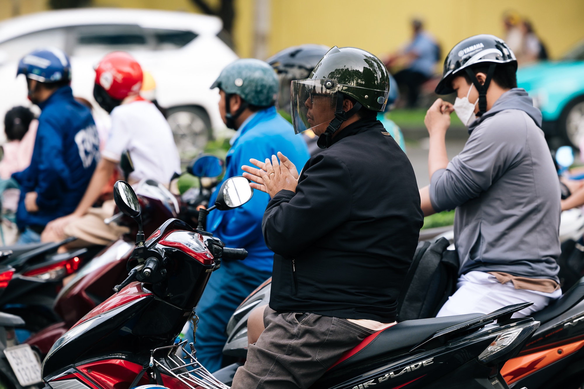 Chùm ảnh: TP.HCM trong ngày rét 19 độ C hiếm thấy- Ảnh 4. Chùm ảnh: TP.HCM trong ngày rét 19 độ C hiếm thấy- Ảnh 4.