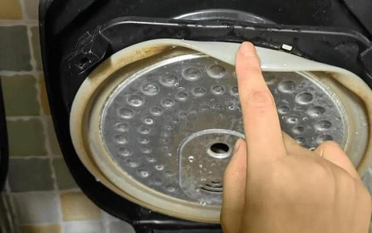4 vị trí trong nồi cơm điện không vệ sinh, coi chừng ăn cơm có gián!- Ảnh 1.